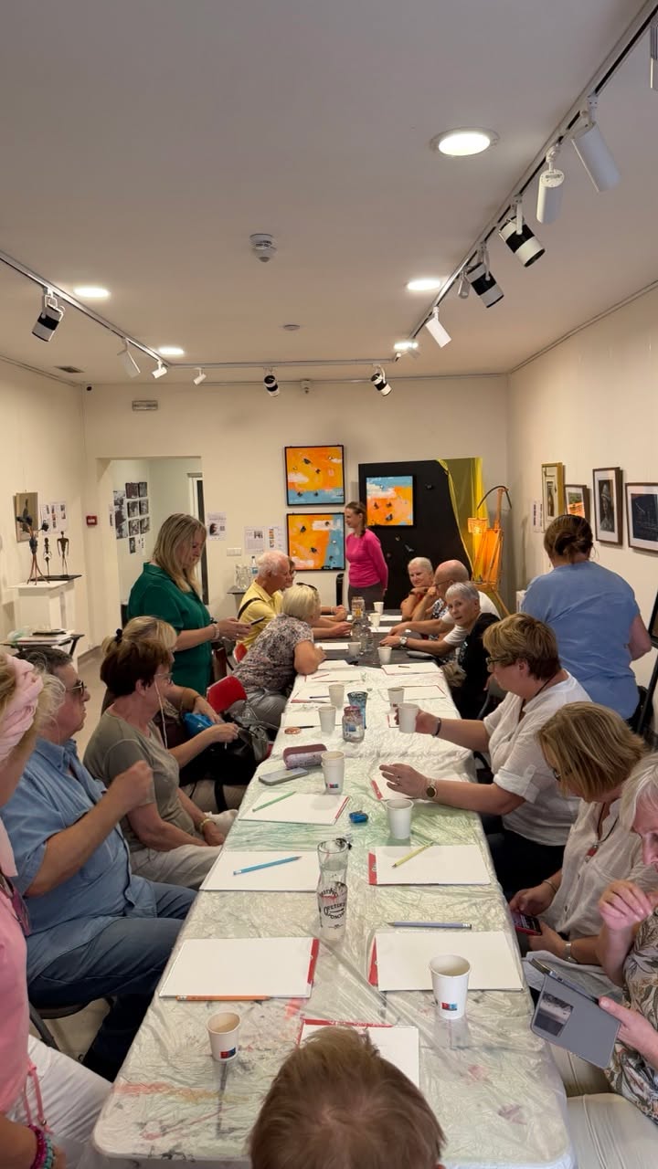 A tu kolejna porcja zdjęć z naszych warsztatów malarskich!  Działanie jest finan...