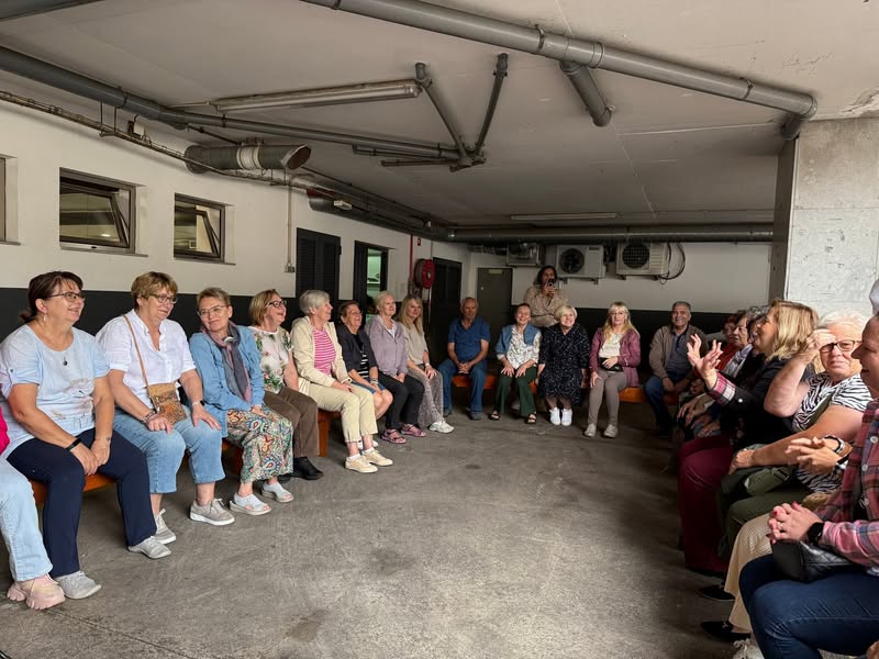 Dzień rozpoczynamy od aktywności z portugalskimi seniorami!   Działanie jest fin...