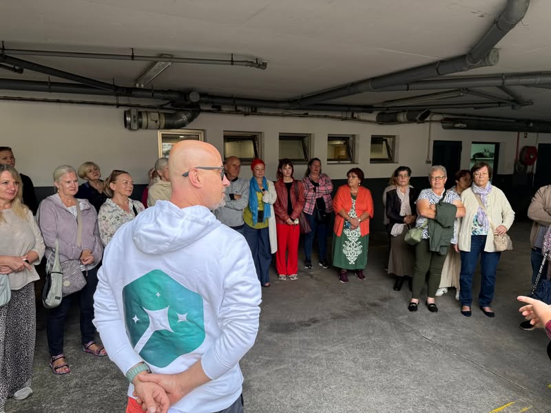 Dzień rozpoczynamy od aktywności z portugalskimi seniorami!   Działanie jest fin...