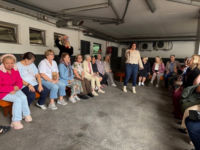 Dzień rozpoczynamy od aktywności z portugalskimi seniorami!   Działanie jest fin...