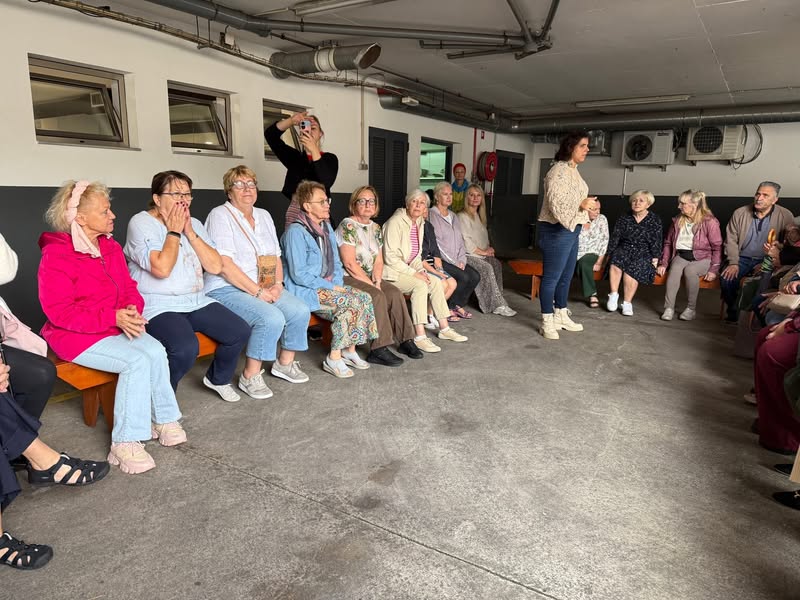 Dzień rozpoczynamy od aktywności z portugalskimi seniorami!   Działanie jest fin...