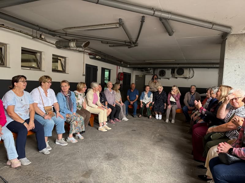 Dzień rozpoczynamy od aktywności z portugalskimi seniorami!   Działanie jest fin...