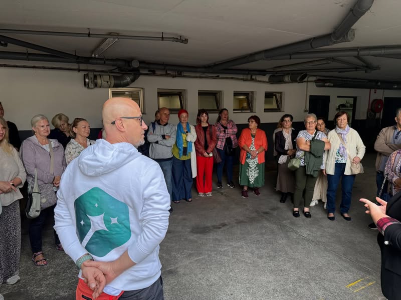 Dzień rozpoczynamy od aktywności z portugalskimi seniorami!   Działanie jest fin...