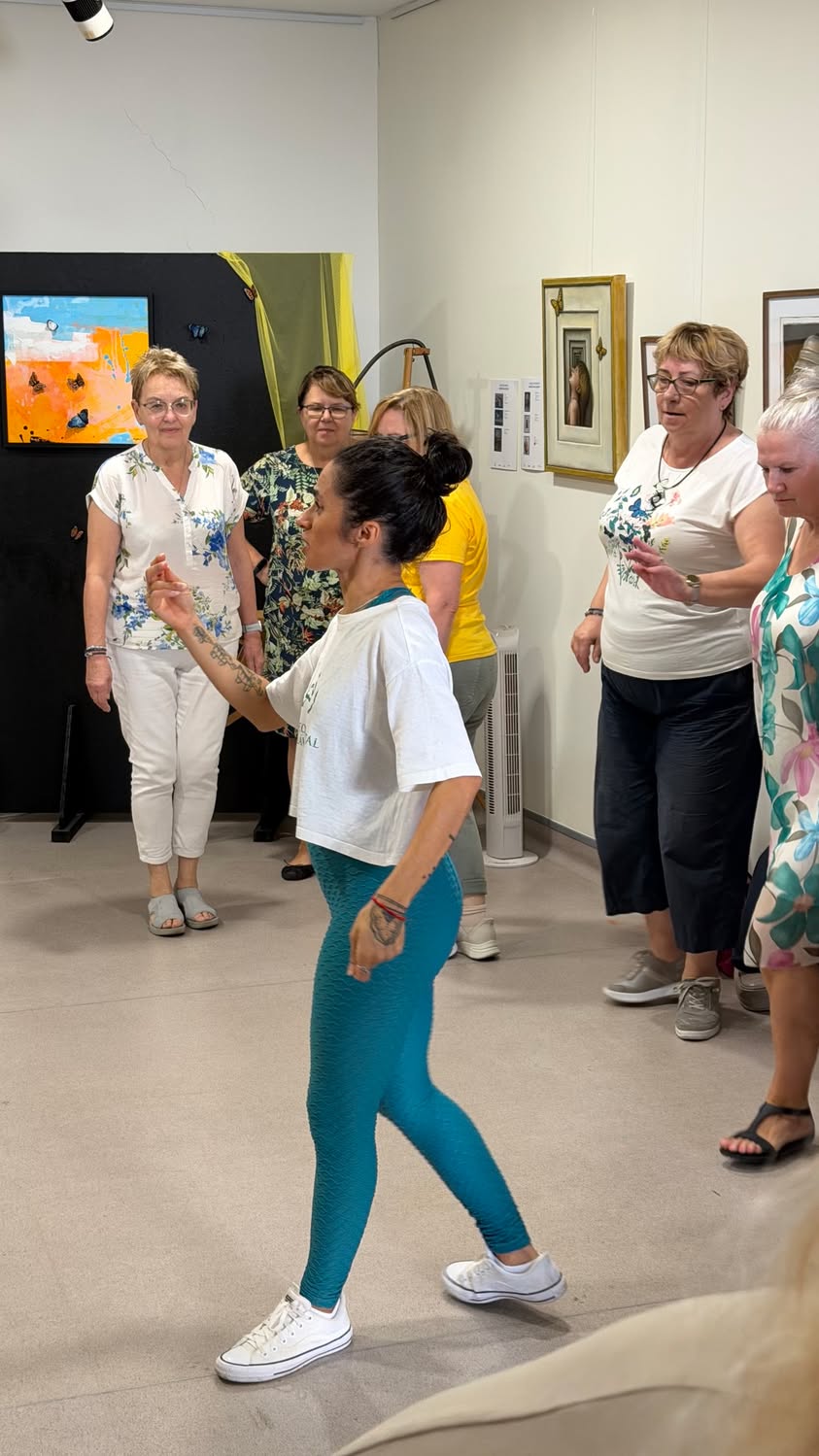 Trzeci dzień mobilności rozpoczęliśmy z energią i uśmiechem! Seniorzy rozgrzewal...