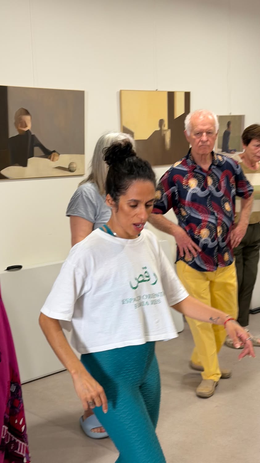 Trzeci dzień mobilności rozpoczęliśmy z energią i uśmiechem! Seniorzy rozgrzewal...