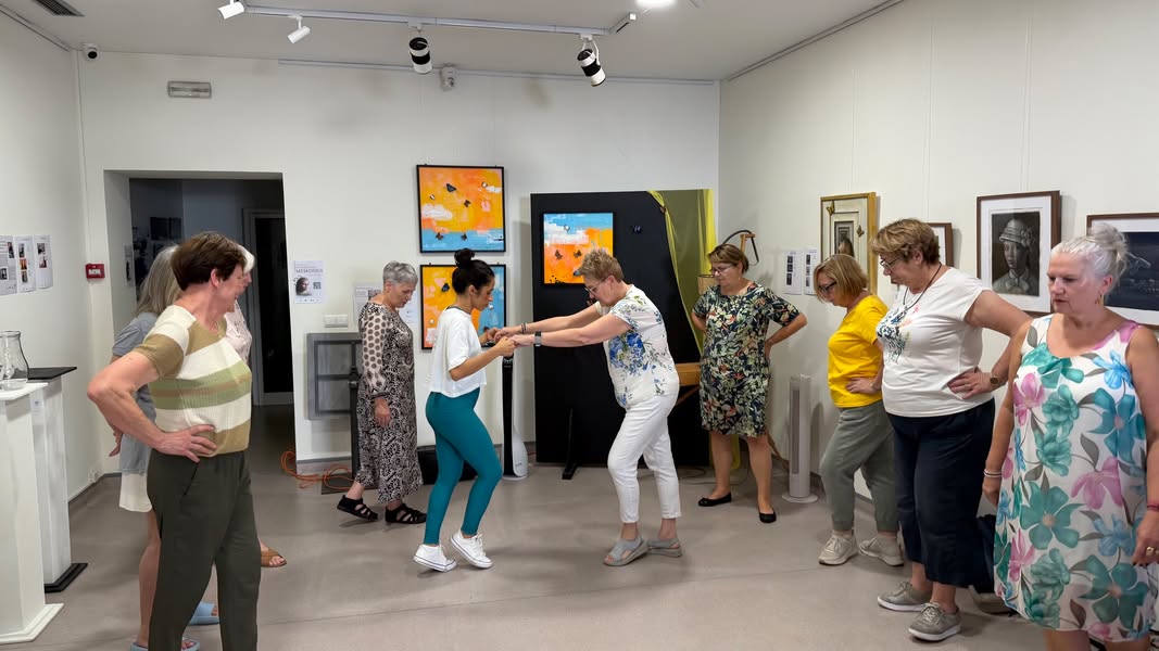 Trzeci dzień mobilności rozpoczęliśmy z energią i uśmiechem! Seniorzy rozgrzewal...