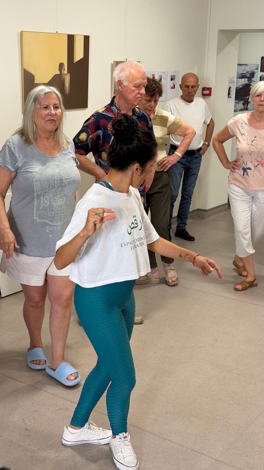 Trzeci dzień mobilności rozpoczęliśmy z energią i uśmiechem! Seniorzy rozgrzewal...