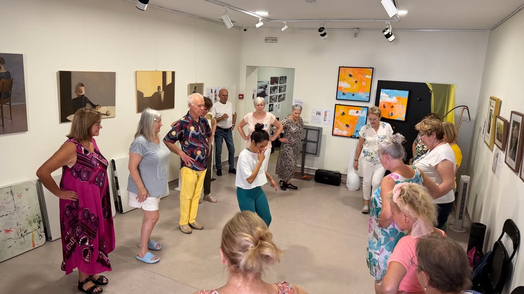 Trzeci dzień mobilności rozpoczęliśmy z energią i uśmiechem! Seniorzy rozgrzewal...