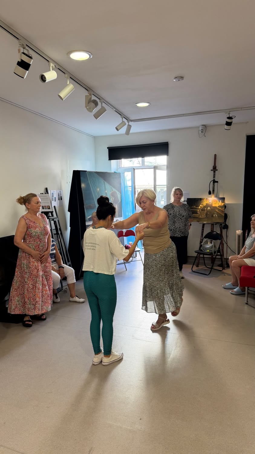 Trzeci dzień mobilności rozpoczęliśmy z energią i uśmiechem! Seniorzy rozgrzewal...