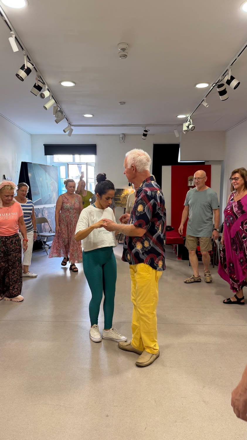 Trzeci dzień mobilności rozpoczęliśmy z energią i uśmiechem! Seniorzy rozgrzewal...