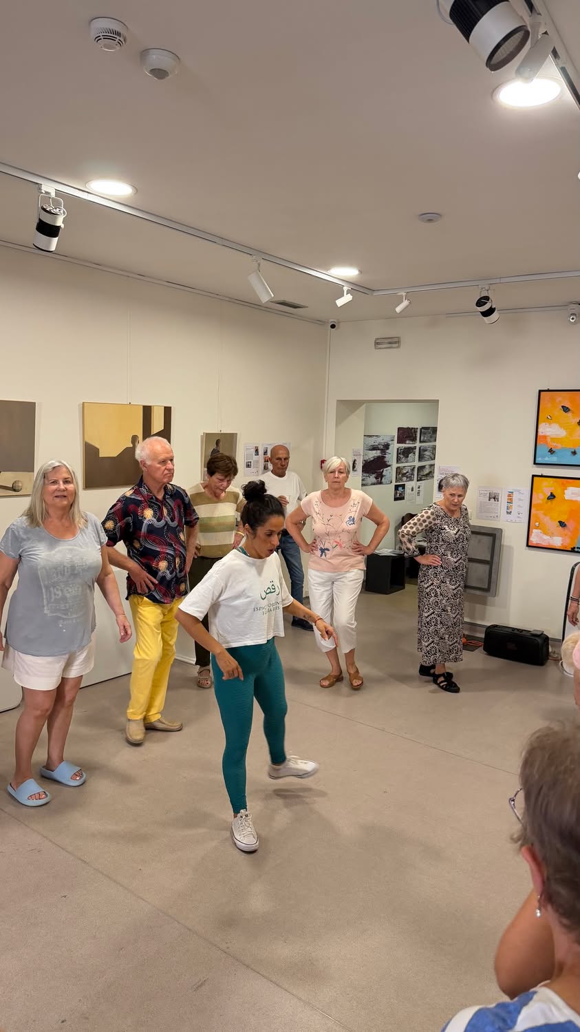 Trzeci dzień mobilności rozpoczęliśmy z energią i uśmiechem! Seniorzy rozgrzewal...