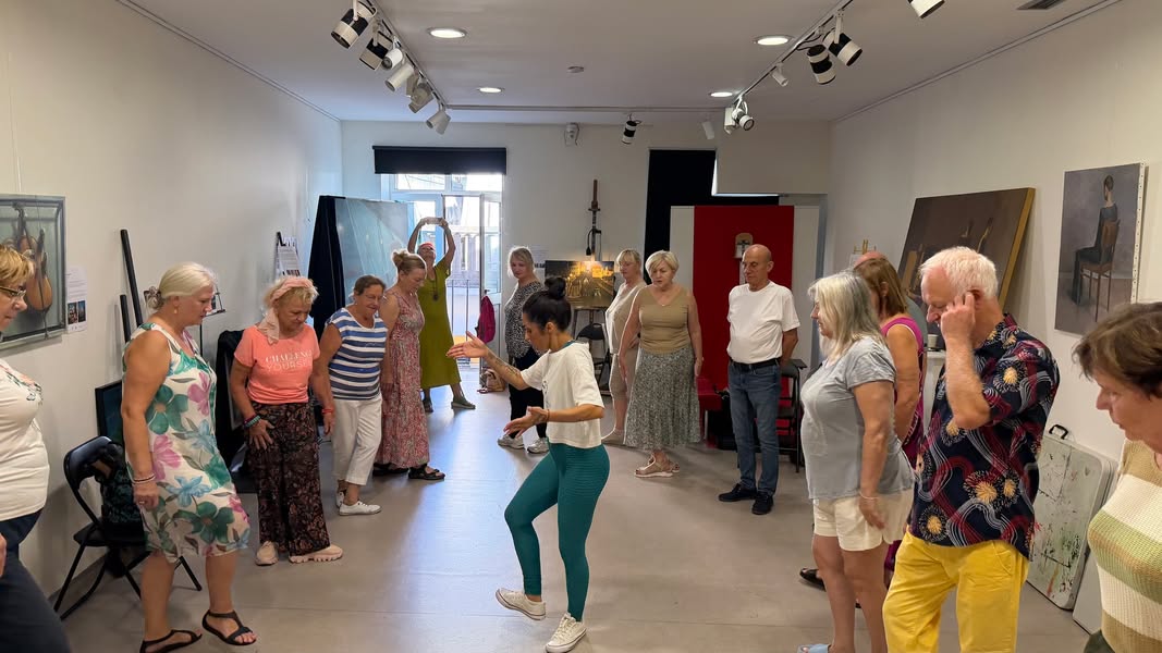 Trzeci dzień mobilności rozpoczęliśmy z energią i uśmiechem! Seniorzy rozgrzewal...